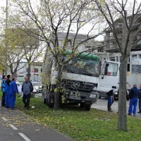 Med vožnjo se mu je dvignil keson