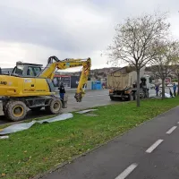 Med vožnjo se mu je dvignil keson