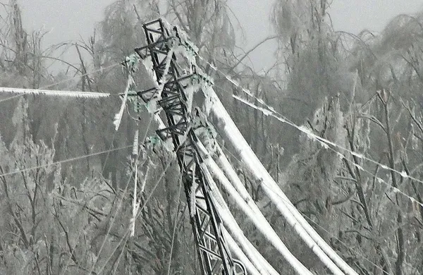 Češka se je znašla v primežu žleda, zaradi katerega imajo velike prometne težave in motnje pri dobavi električne energije. Žled povzroča težave tudi na Madžarskem in v Avstriji.