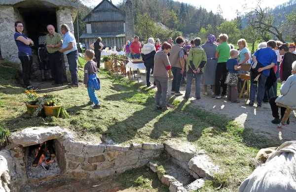 Na pobudo treh deklet so v Idrijskem Logu z obnovo lanene jame  znova omogočili predelavo lanu in dobili priznanje.
