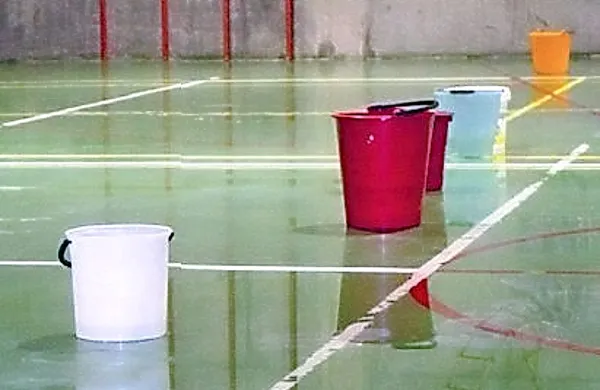Voda v telovadnici povzroča vse večje težave.