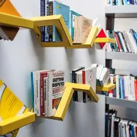 360 Shelf je večnamenska vrtljiva polica, namenjena organiziranju knjižnih zbirk in ostalih lažjih predmetov. Za projektom stoji industrijski oblikovalec Luka Pirnat, ki si je za cilj na Kickstarterju zastavil 15.000 ameriških dolarjev.