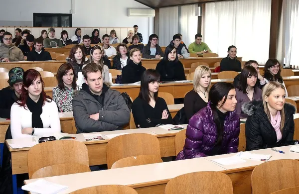 Na slovenskih visokošolskih zavodih letos študira 74.007 študentov,  kar je za 5339 študentov manj kot v predhodnem študijskem letu. 
