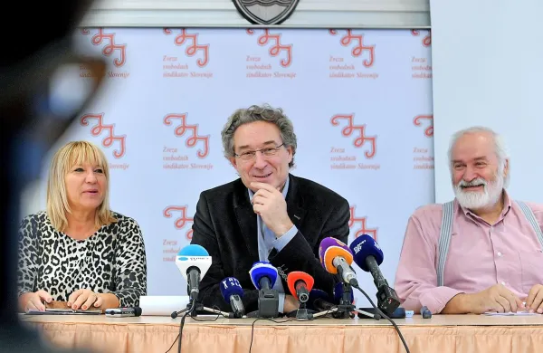 Zmagovalci včerajšnjih pogajanj so zagotovo sindikalni predstavniki s predsednikom Konfederacije sindikatov javnega sektorja (KSJS) Branimirjem Štrukljem (v sredini) na čelu. Ob njem še sekretarka Sindikata delavcev v zdravstveni negi Slovenije Flori