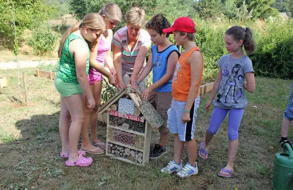 Kmetijski krožki, ki so zaživeli v okviru Društva za razvoj podeželja med Snežnikom in Nanosom, so posebni tudi v tem, da ne poznajo počitnic, tako kot počitnic ne pozna kmetijstvo. Zato so učenci vanje vključeni tudi med poletnimi počitnicami. 
