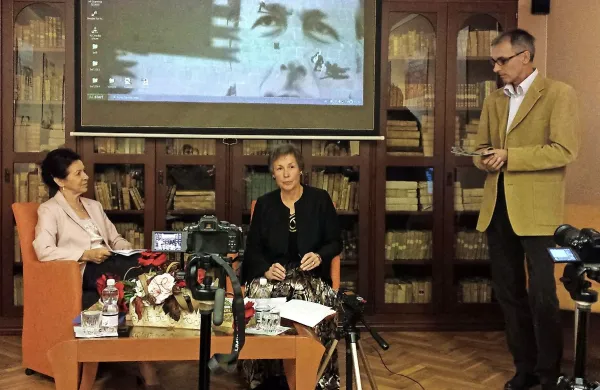 Na sliki (z leve proti desni): Isabella Flego (predsednica društva POEM), prof. Marina Žigon (nekdanja bibliotekarka na SEDŠ) in Ivan Marković (bibliotekar Osrednje knjižnice Srečka Vilharja Koper).