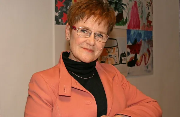 V programu bodo po scenariju Edite Frančeškin (na fotografiji)  sodelovali mladi igralci kulturnega društva Domovina Osp, Šavrini in anka Šavrinke, Folklorna skupina Mandrač, ženska  skupina Korala, lovski zbor Dekani, otroški zbor OŠ Koper, mešani 