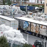 Vsak dan tovornjaki na območje Bivja vozijo odpadno plastiko. Tam jo presortirajo, jo naložijo v kontejnerje, ki jih nato iz Luke Koper pošljejo v predelavo na Kitajsko. 