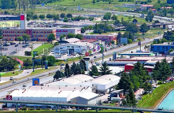 Del zapuščenih servisnih in prodajnih prostorov nekdanjega Citroena (v spodnjem delu fotografije)  bodo konec meseca za izklicno ceno skoraj 1,8 milijona  evrov prodajali na dražbi. 