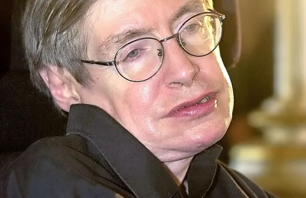 Stephen Hawking je zaradi bolezni gibalnih nevronov privezan na invalidski voziček, govori pa s pomočjo sintetizatorja.
