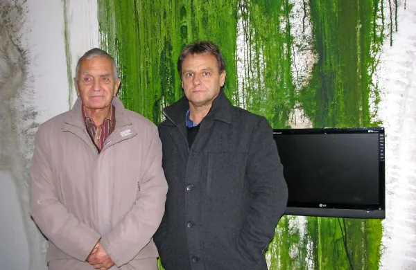 Janez Lajovic (levo) in Valter Mlekuž  pred plesnivo steno ene od sob. 
