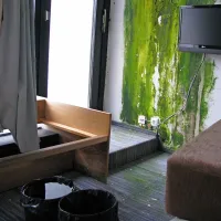 Pred našimi očmi je v drugem nadstropju s stropa kapljalo v napolnjeno vedro. Vedra so podstavljena vsepovsod. 