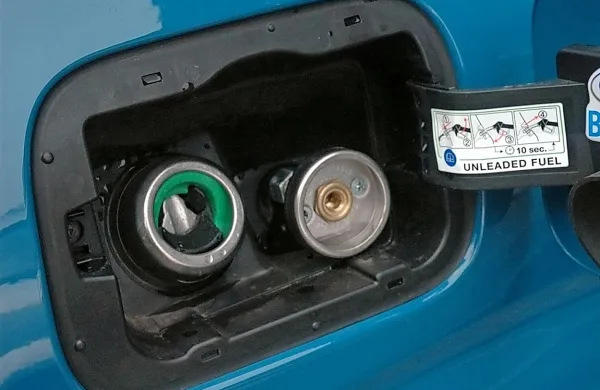 Pando LPG se polni na posebni polnilni postaji. Po polnjenju in odstranjevanju cevi  se rado zgodi, da v voznika brizgne malce mrzlega plina ...