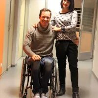 Primož Jeralič (31) in Nina Jeralič (34) iz Ivančne Gorice. Pravita, da je njuna ljubezen  brezpogojna, kar sta dokazala ob Primoževi poškodbi na smučišču. Imata dva otroka.