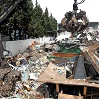 V koprski Surovini predelujejo največ železnih odpadkov. To za zdaj počnejo sredi urbanega okolja.
