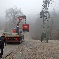  Na Vodicah je   približno 41 odjemalcev ostalo brez električne energije. Elektro Primorska in Občina Ajdovščina sta jim  dostavili agregate.