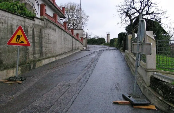 Kanalizacija na Kosovelovi je že v tleh, zdaj čakajo na asfalt. 