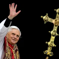 “Pri  Benediktu XVI. so bile negativne plati in negativna medijska podoba tako močne, da smo spregledali, kaj je pomembnega naredil. Bil je prvi, ki je pripeljal revizorje v vatikanske finančne institucije, in bil je prvi, ki se je resno soočil z