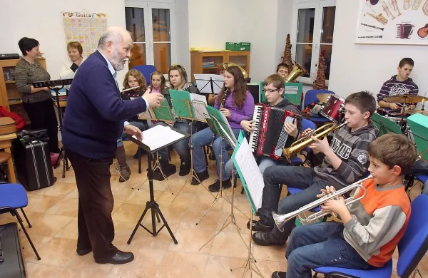 V obnovljeni stari šoli v Tabru pri Vrabčah bo jutri ob 17. uri jubilejni koncert Vrhovske vaške godbe in jubilejni nastop njenega kapelnika Leandra Pegana.