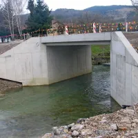Novi most čez reko Bistrico je zgrajen do faze, da lahko po njem poteka promet.