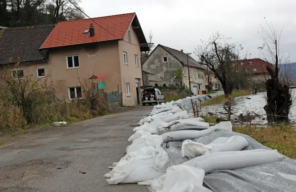 Vi&scaron;ina vode na Planinskem polju se znova povečuje