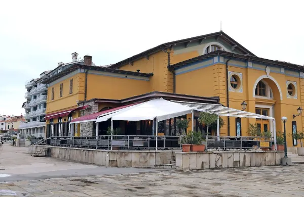  Gostinsko opremo, postavljeno na javnih površinah okoli Cafe teatra, so po odločbi občinskega inšpektorata včeraj odstranili. 