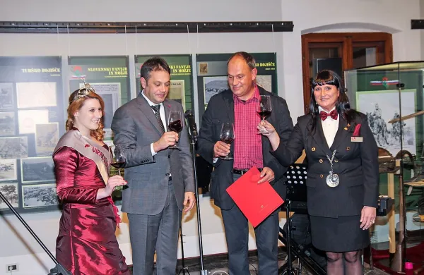Kozarce z županovim vinom so prvi dvignili - z leve: vipavska vinska kraljica Anja Kodele, župan Matej Arčon, vinar Damir Zgonik in vodja projekta Dejana Baša. 