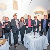 Kolegi vinarji so Damirju Zgoniku iskreno privoščili naslov in tudi sami gostom ponudili v pokušino svoja vina. 