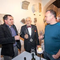 O županovem vinu sta odločala tudi someljeja   Ivan Peršolja (v sredini) in    Sebastjan Harej (desno), svoje mnenje jima je povedal vinar Tomaž Bizjak.   
