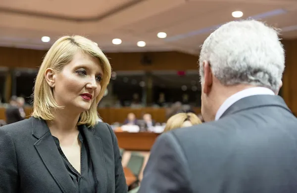  Za učinkovit boj proti pojavu tujih borcev v Siriji in Iraku, ki ob vrnitvi predstavljajo teroristično grožnjo, je nujno čim prej sprejeti direktivo o uporabi podatkov o letalskih potnikih (PNR), ki jo blokira Evropski parlament zaradi pomislekov o