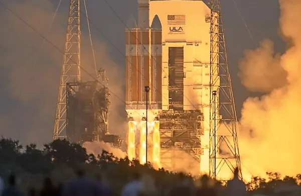 Ameriška vesoljska agencija Nasa je danes po enodnevni preložitvi iz Cape Canaverala na Floridi v orbito izstrelila vesoljsko kapsulo Orion