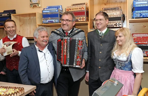 Aleksa Rutarja z ženo Janjo (oba desno) so domačini v Žitari vasi na čelu z županom Jakobom Straußom (s harmoniko) zelo lepo sprejeli.
