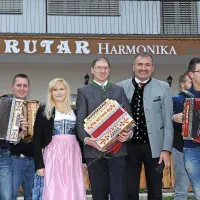 Otvoritve novih proizvodnih in razstavnih prostorov original Rutar harmonik koncem novembra so se udeležili tudi številni harmonikarji.