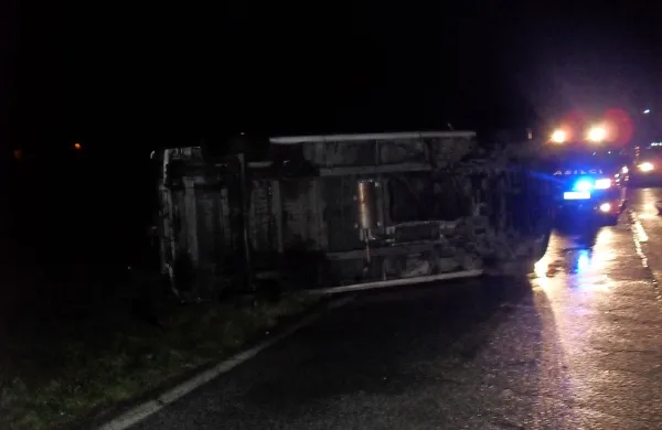 Na boku je nekaj metrov naprej pristal še kombi, s katerim je nepreviden voznik vlekel prikolico.