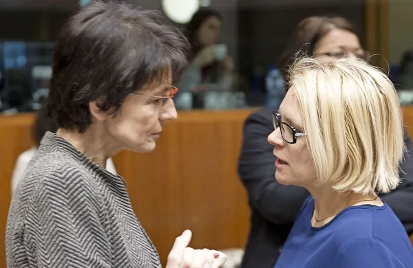 Predvideno krčenje denarja za aktivno politiko zaposlovanja v letu 2015 skrbi tudi ministrico za delo Anjo Kopač Mrak. Dejala je, da bodo skušali dodaten denar zagotoviti z rebalansom proračuna, septembra 2015 pa naj bi bil znova na voljo tudi evropski