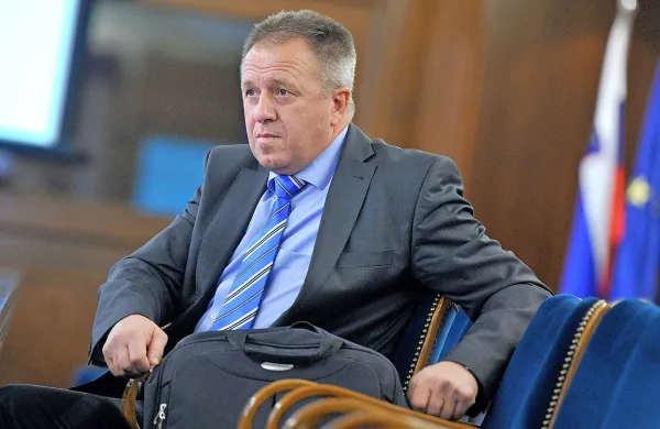 Novoimenovani minister za gospodarski razvoj in tehnologijo Zdravko Počivalšek je danes prevzel posle.