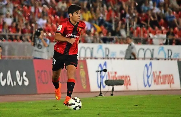 Obetavni najstnik novodobnega nogometa Marco Asensio je podpisal pogodbo s španskim velikanom Realom iz Madrida. 