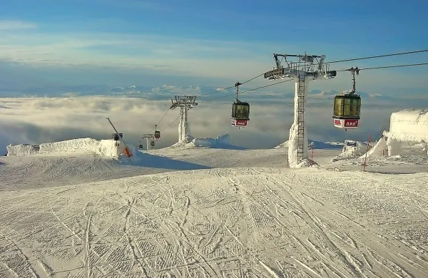 Po odpovedi obeh tekem svetovnega pokala v alpskem smučanju v Courchevelu in Val d'Iseru zaradi pomanjkanja snega so iz Mednarodne smučarske zveze sporočili, da se tekmi selita v švedski Are.