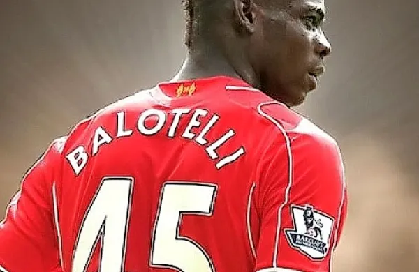 Vodstvo angleške nogometne lige je proti kontroverznemu nogometašu Liverpoola Mariu Balotelliju sprožilo postopek zaradi rasizma.
