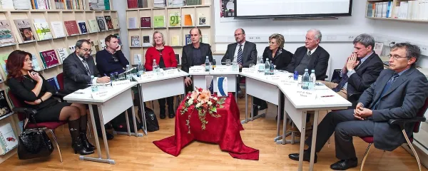 Na okrogli mizi so sodelovali (z desne) dr. Peter Maček (državni sekretar na ministrstvu), dr. Jadran Lenarčič (direktor Instituta Jožef Stefan), akad. Jože Krašovec (podpredsednik SAZU),  dr. Tamara Lah Turnšek (direktorica Nacionalnega inštituta za