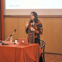 Antonella Sorace s sodelavci na Univerzi v Edinburgu raziskuje  dvo- in večjezičnost tako med otroki kot odraslimi.  
