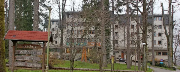 Danes namesto hotela sredi parka stoji dijaški dom Srednje gozdarske in lesarske šole Postojna, v njem pa kot nasprotje nekdanjega razkošja deluje hostel, ki piše drugačne zgodbe današnjega postojnskega turizma. 