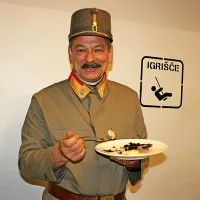   Z začetkom prve svetovne vojne je hotel postal sedež poveljstva Soške fronte in feldmaršala Svetozarja Borojevića.  V dokumentarnem filmu Jadrana Strleta ga je odigral Dragi Lazovski.