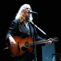 Legendarna botrica punka Patti Smith je v razprodanem gledališču Teatro Nuovo Giovanni Da Udine  skoraj dve uri nizala tako raritete kakor tudi slavnejše pesmi.
