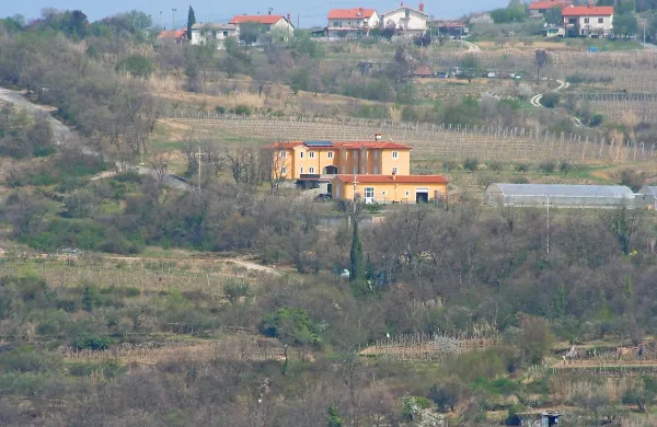 Terapevtska skupnost društva Drevo življenja se razprostira na 1,5 hektarja.  