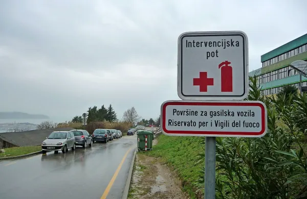 Na intervencijsko pot opozarjajo posebne table.