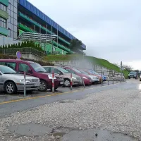 Tudi to je interevencijska pot za reševalce, ki iz SBI odpeljejo na pomoč, zato  parkiranje vzdolž ceste ni dovoljeno.