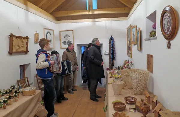  Cerkljanski rokodelci in društvo upokojencev s skupnimi močmi prišli do prenove stoletne kašče in nove galerije v njej. 