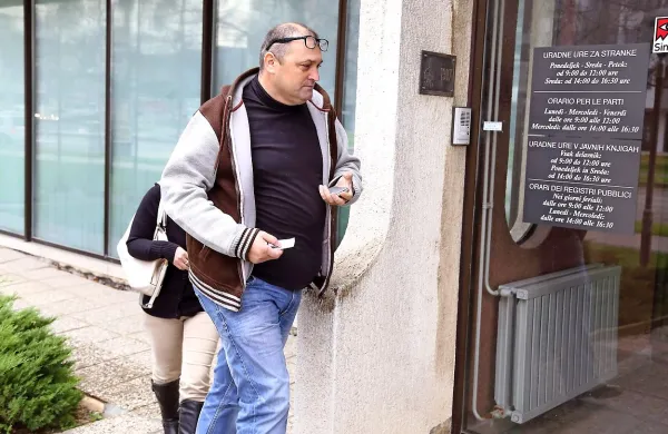 Nenad Francuz je včeraj brez besed prišel na sodišče in po končanem naroku brez komentarja tudi odšel.