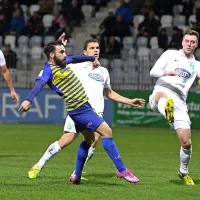 Mitja Lotrič (v rumeno-modrem) je dosegel odločilni gol za zmago Koprčanov.